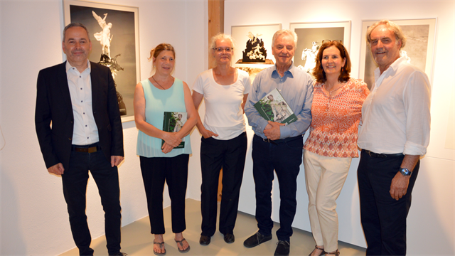 Ausstellungseröffnung (v.l.): Bgm. Richard Bartl (Imsterberg) mit einem Teil des Ausstellungsteams - Birgit Ritter, Renate Schnegg, Willi und Maria Pechtl sowie Bertram Schnegg.